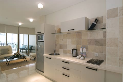 Fridge, coffee/tea maker