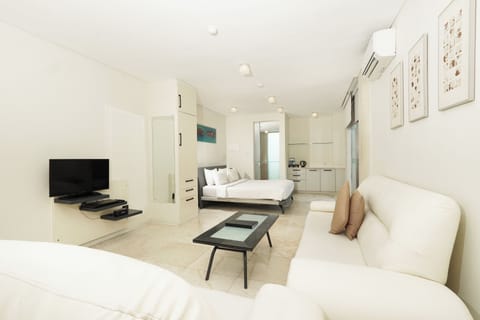 Studio | Minibar, in-room safe, desk, blackout drapes