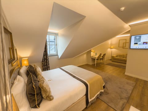 Executive Suite, 1 Bedroom | Premium bedding, minibar, in-room safe, desk