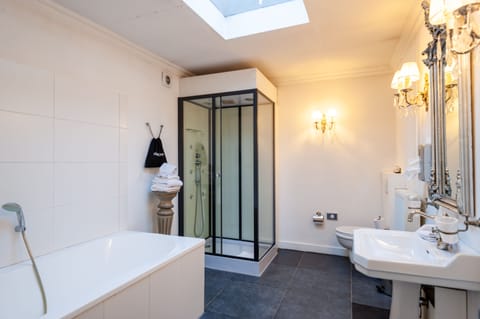 Superior Double Room | Bathroom | Shower, hair dryer, slippers, towels