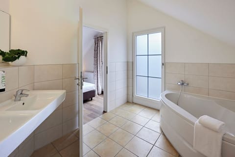 Villa6 Connect | Bathroom | Separate tub and shower, hair dryer, towels, soap