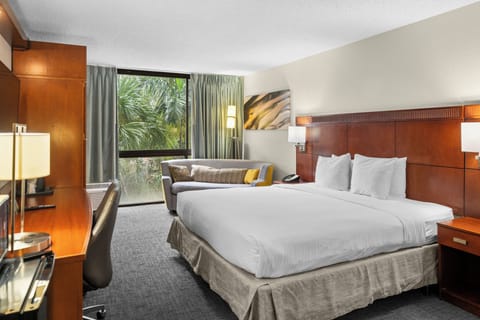 Deluxe Room, 1 King Bed, Non Smoking, Pool View | In-room safe, soundproofing, iron/ironing board, WiFi (free)