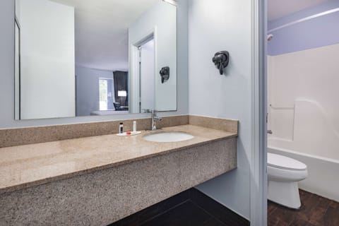 Room, 1 King Bed | Bathroom | Combined shower/tub, free toiletries, hair dryer, towels