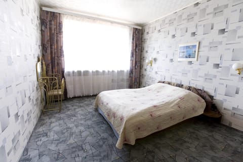 Soundproofing, free WiFi, bed sheets