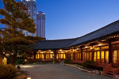 3 restaurants; breakfast, lunch, and dinner served