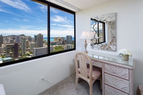 Diamond Head-side bedroom