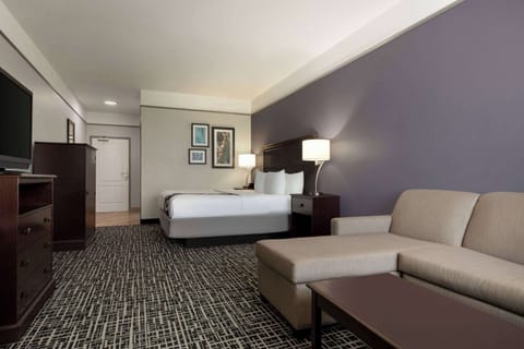 Executive Suite, 1 King Bed, Non Smoking (Mobility/Hearing) | Premium bedding, down comforters, pillowtop beds, desk