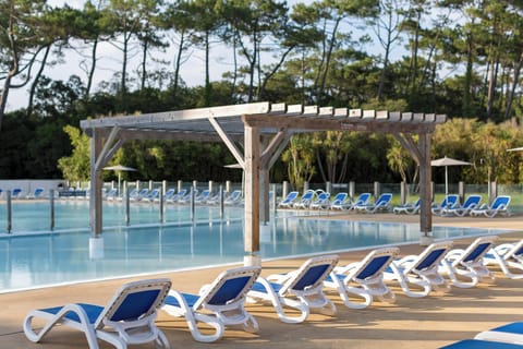 Seasonal outdoor pool, pool umbrellas, sun loungers