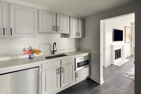 Belle Suite | 1 bedroom, premium bedding, down comforters, pillowtop beds