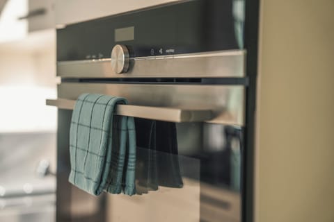 Flow Suite Family Room E20 | Private kitchen | Full-size fridge, microwave, oven, stovetop