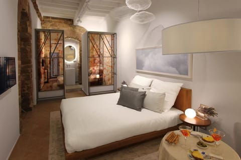 1 bedroom, Egyptian cotton sheets, premium bedding, down comforters