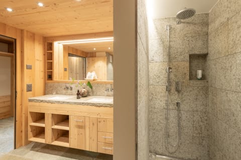 Comfort Double Room, 1 Bedroom, Garden Area | Bathroom | Hair dryer, bathrobes, towels