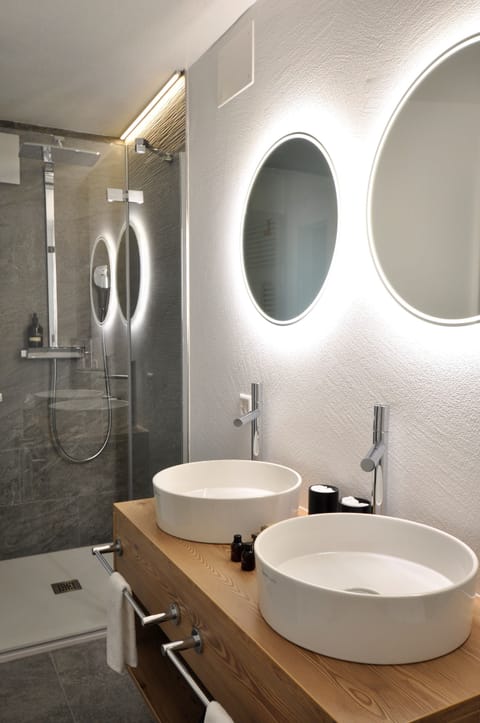 Deluxe Double Room, 2 Twin Beds | Bathroom | Eco-friendly toiletries, hair dryer, bathrobes, towels