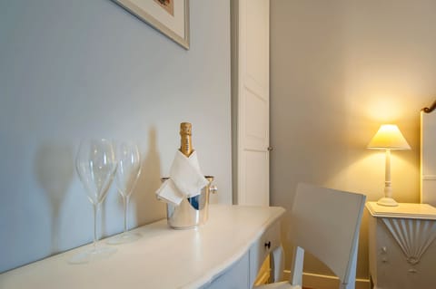 Basic Triple Room | Room service - dining