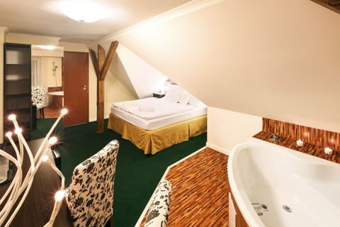 Deluxe Double Room (with Whirlpool) | Minibar, in-room safe, desk, iron/ironing board
