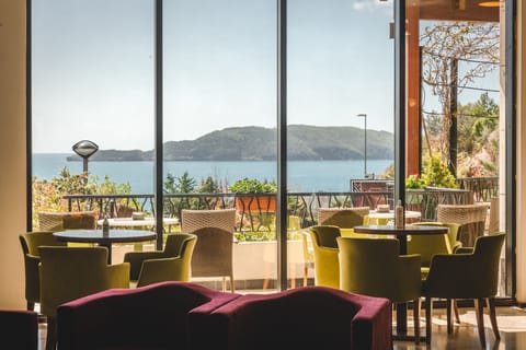 Lobby lounge