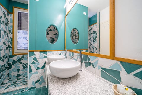 Suite | Bathroom | Shower, free toiletries, hair dryer, bidet