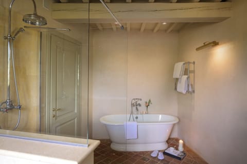 Deluxe Suite | Bathroom | Free toiletries, hair dryer, bathrobes, slippers