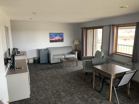 Signature Suite, Jetted Tub, Golf View | Desk, iron/ironing board, rollaway beds, free WiFi