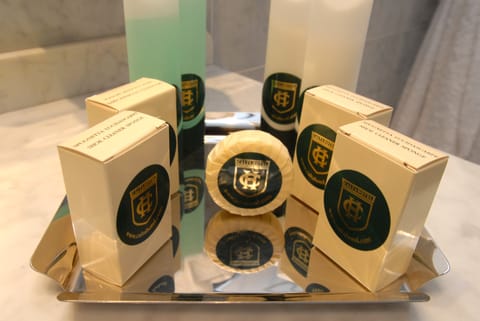 Combined shower/tub, rainfall showerhead, free toiletries, hair dryer