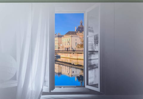 Desk, soundproofing, free WiFi, bed sheets