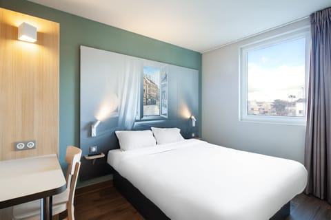 Desk, soundproofing, free WiFi, bed sheets