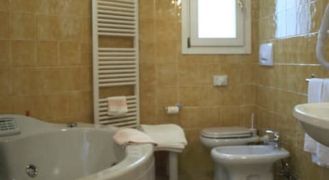 Double Room | Bathroom | Shower, free toiletries, hair dryer, towels