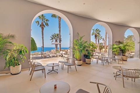 2 bars/lounges, swim-up bar, poolside bar