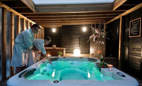Sauna, hot tub