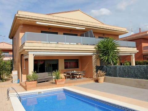 Furniture, Property, Cabinetry, Comfort, Window, Building, Mirror, Wood, Bed Frame, Bed