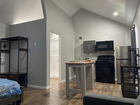 Comfort Single Room, 1 Queen Bed, Non Smoking | Private kitchen | Full-size fridge, microwave, oven, stovetop