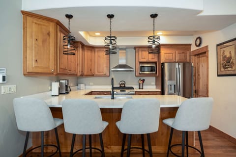 Seating for four at the breakfast bar