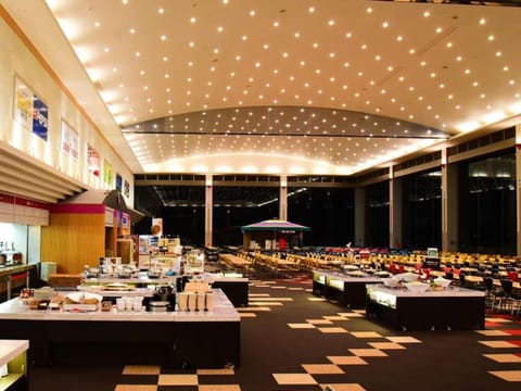 5 restaurants; breakfast, lunch, and dinner served