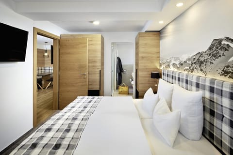 Minibar, in-room safe, desk, laptop workspace