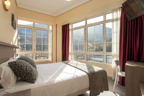 Elite Double Room, 1 Queen Bed, Mountain View | In-room safe, desk, laptop workspace, free WiFi