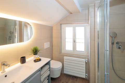 Triple Room | Bathroom | Shower, free toiletries, hair dryer, towels