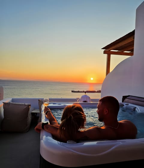 Deluxe Double Room, Outdoor Jacuzzi, Sea View | Private spa tub