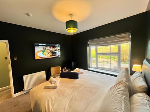 Suite, Ensuite | Egyptian cotton sheets, premium bedding, memory foam beds, minibar