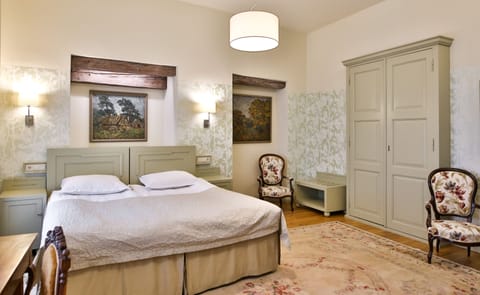 Hypo-allergenic bedding, minibar, in-room safe, individually decorated