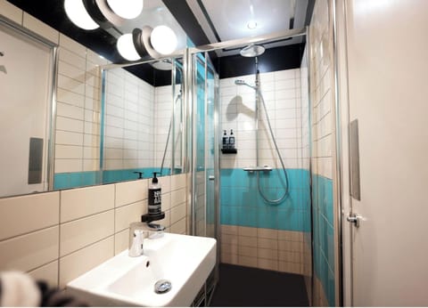Japanese-style Shared Dormitory, Mixed Dorm, Ensuite | Bathroom | Free toiletries, hair dryer, soap, shampoo
