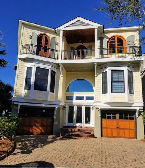 Welcome to 28 Ocean Point, 10' ceilings, open floor plan, lots of natural light 