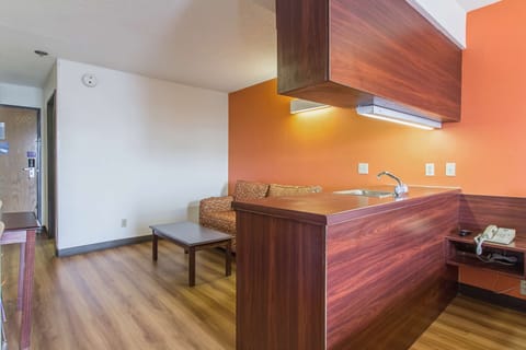Desk, WiFi (free), individually furnished, bed sheets