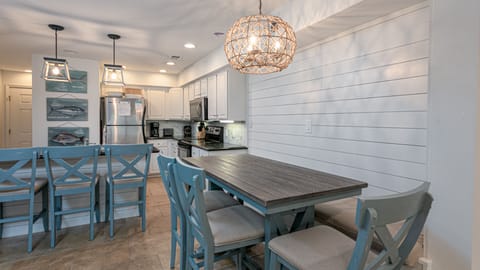 Seating for 6 at the dining table