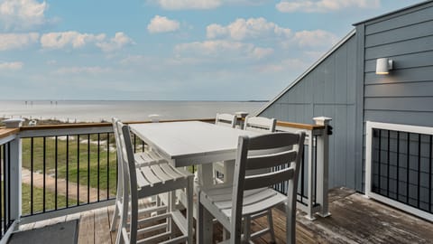 Back balcony...perfect place for dinner, drinks, and sunsets