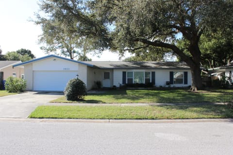 Reading room / Office area with desk