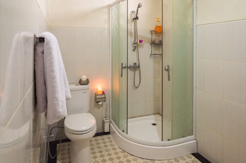 Deluxe Double Room | Bathroom shower