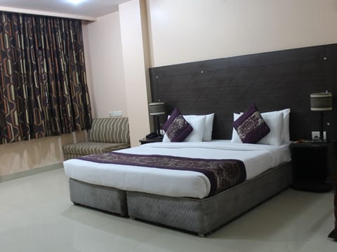 Desk, rollaway beds, free WiFi