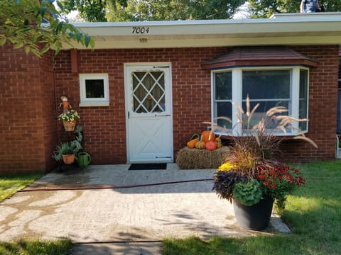 Front entrance facing Cty Rd. M