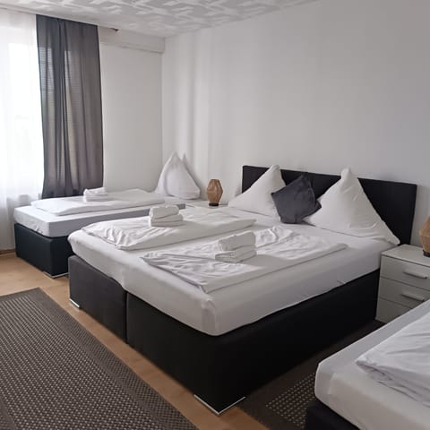 Basic Apartment | Desk, free WiFi, bed sheets