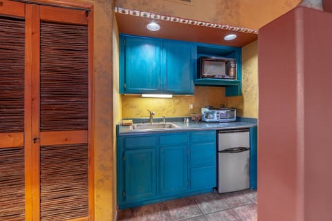 Luxury Studio Suite, 1 Queen Bed with Sofa bed, Hot Tub, Garden Area | Private kitchenette | Shared fridge, microwave, coffee/tea maker